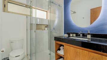 Suite Comfort | Bagno | Asciugacapelli, asciugamani, sapone, shampoo