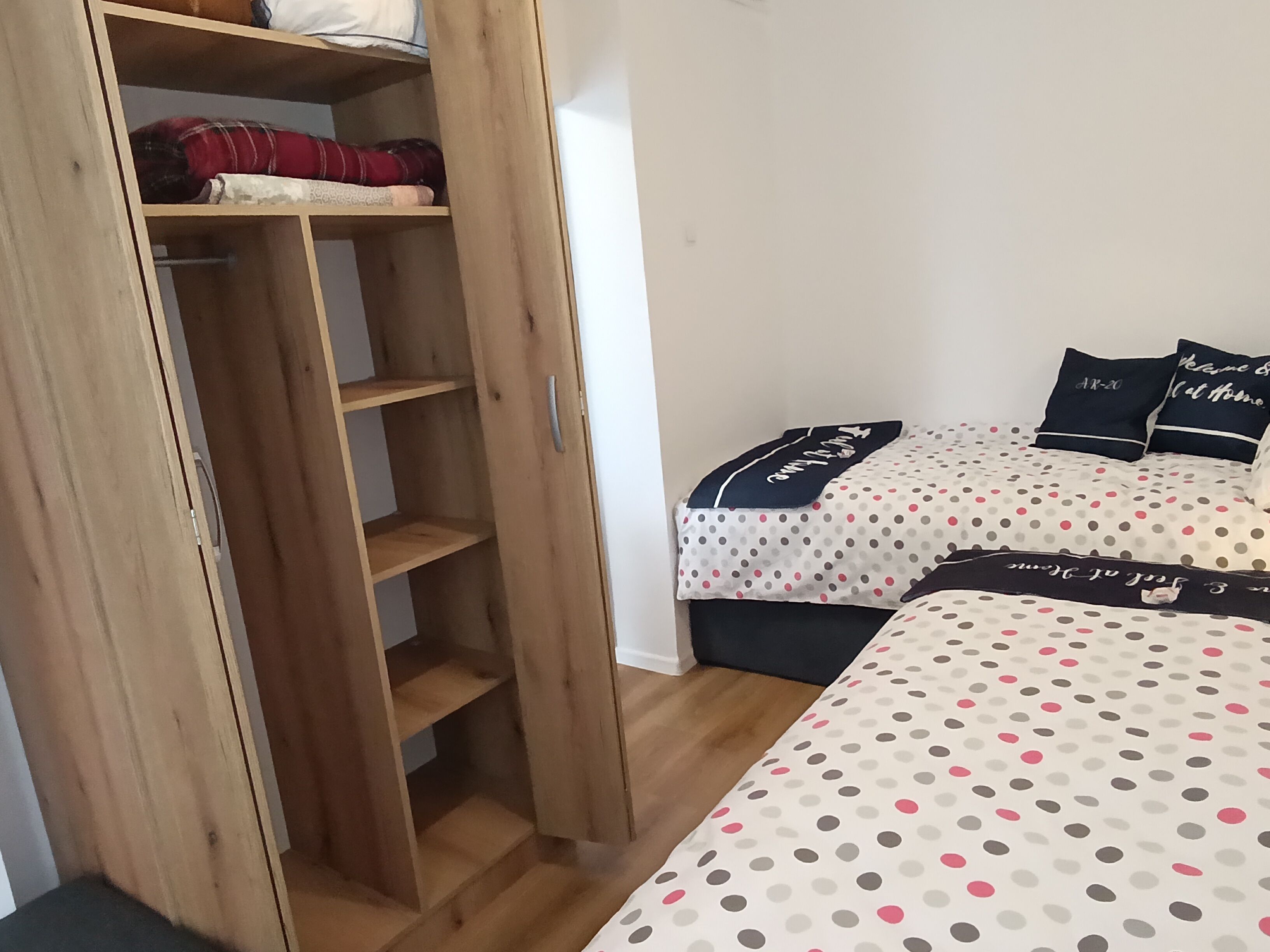 1 dormitorio, tabla de planchar con plancha, wifi y ropa de cama