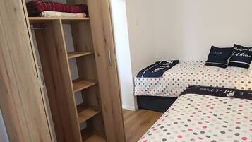 1 dormitorio, tabla de planchar con plancha, wifi y ropa de cama