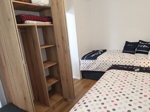 1 dormitori, planxa i posts de planxar, wifi i roba de llit 