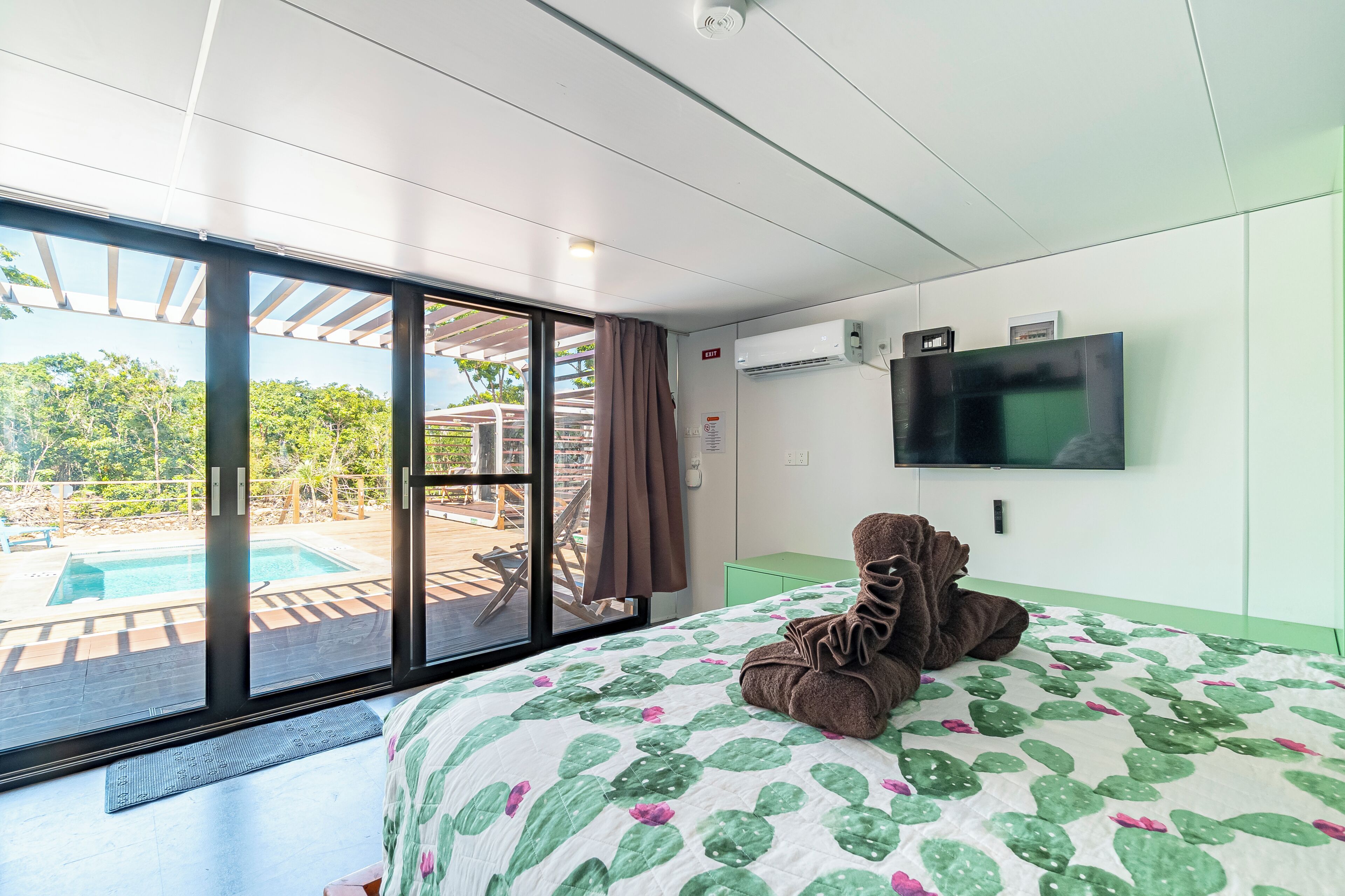 5 bedrooms, in-room safe, desk, iron/ironing board