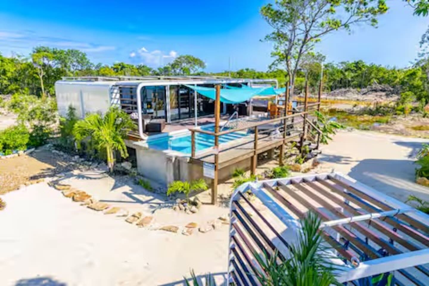 Una casa móvil con piscina, rodeada de paisaje natural.