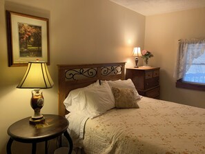 Room - "Be Happy" King bed room (Confluence)