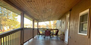 Outdoor dining - "Be Happy" King bed room (Confluence)