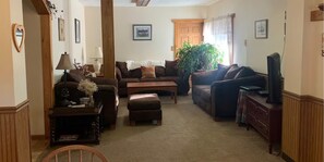 Living area - "Be Happy" King bed room (Confluence)