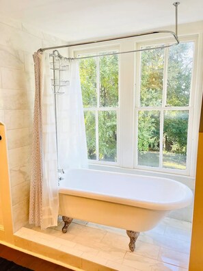Douche, sèche-cheveux, bidet, serviettes fournies