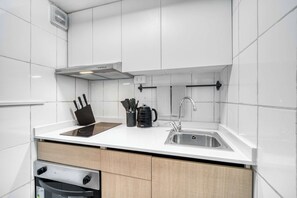 Fridge, microwave, toaster - Holanda Urban Apartment 2D steps to Costanera (Providencia)