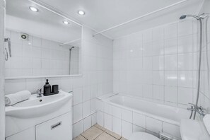 Shower - Holanda Urban Apartment 2D steps to Costanera (Providencia)