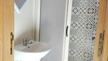 Douche, bidet, serviettes fournies, savon