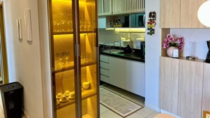 Une cuisine moderne équipée d’un four encastré, d’un évier et d’un plan de travail.