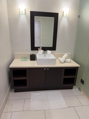 Séchoir à cheveux, serviettes fournies, savon, papier de toilette