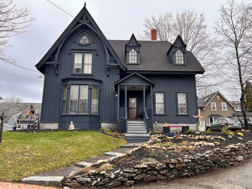 Charming 3-bedroom Former Rectory in-town Wiscasset with fenced backyard