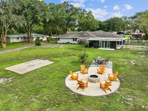 Outdoor dining - Spacious 4BR + 3.5BA Home, Backyard, Tampa & USF (Lutz)