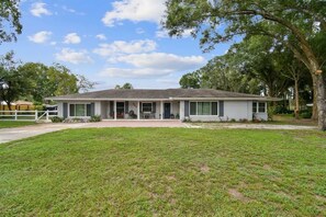 Exterior - Spacious 4BR + 3.5BA Home, Backyard, Tampa & USF (Lutz)