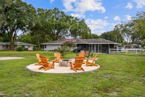 Terrace/patio - Spacious 4BR + 3.5BA Home, Backyard, Tampa & USF (Lutz)