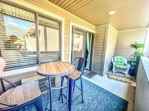 Outdoor dining - Mauna Lua-Studio, Lake Resort Property - King bed - Private Beach,No resort fees (South Lake Tahoe)