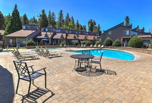 Pool - Mauna Lua-Studio, Lake Resort Property - King bed - Private Beach,No resort fees (South Lake Tahoe)