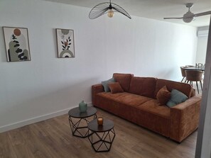 Living area - Rental Barcarès 10 min from the beach with view of the marina. (Le Barcarès)