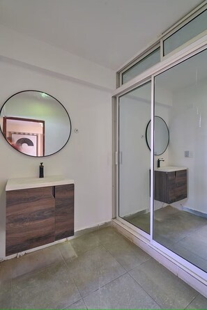 Douche, sèche-cheveux, serviettes fournies, savon