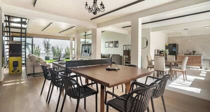 Spacious Home Ideal for Groups, Patio, Arcade Game