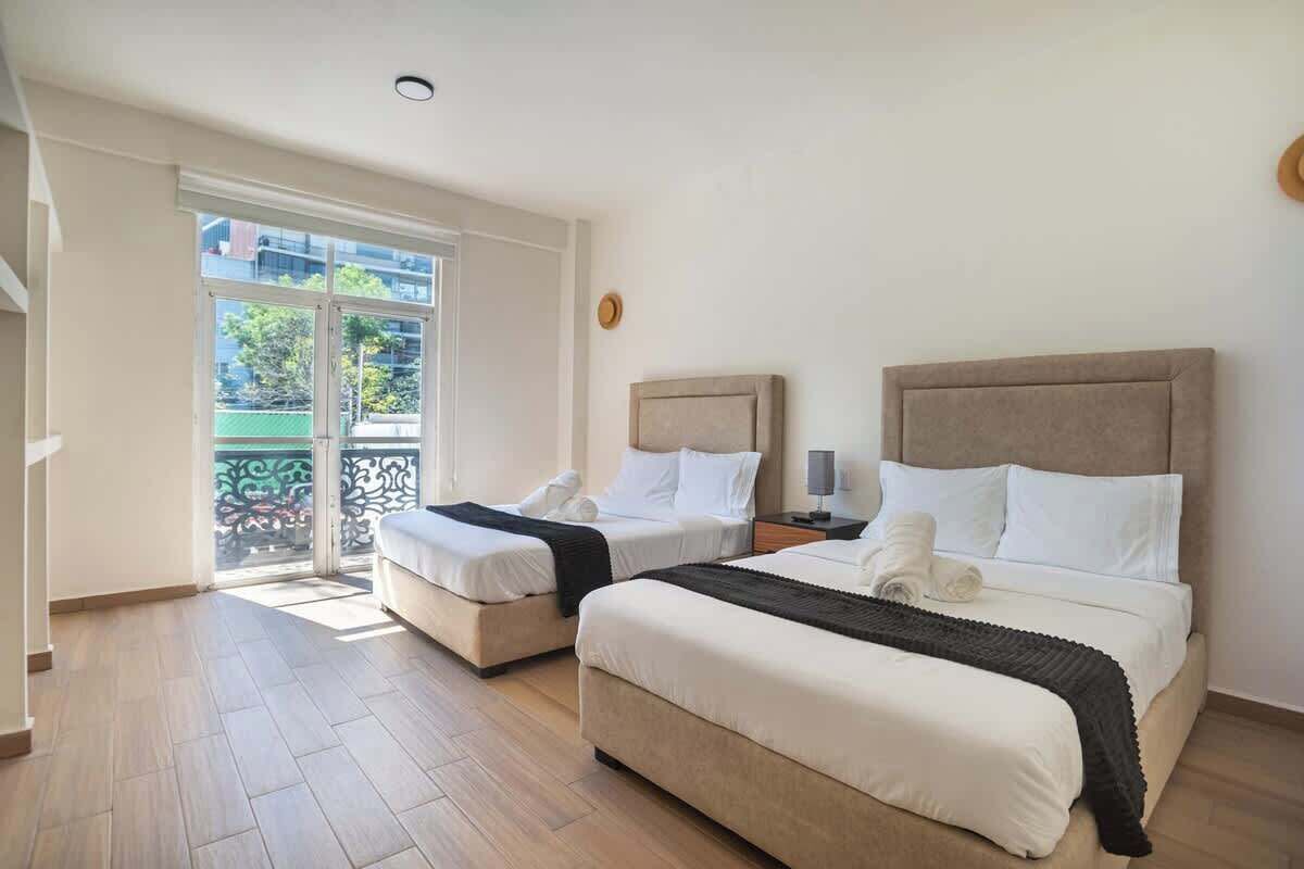 5 bedrooms, iron/ironing board, WiFi, bed sheets