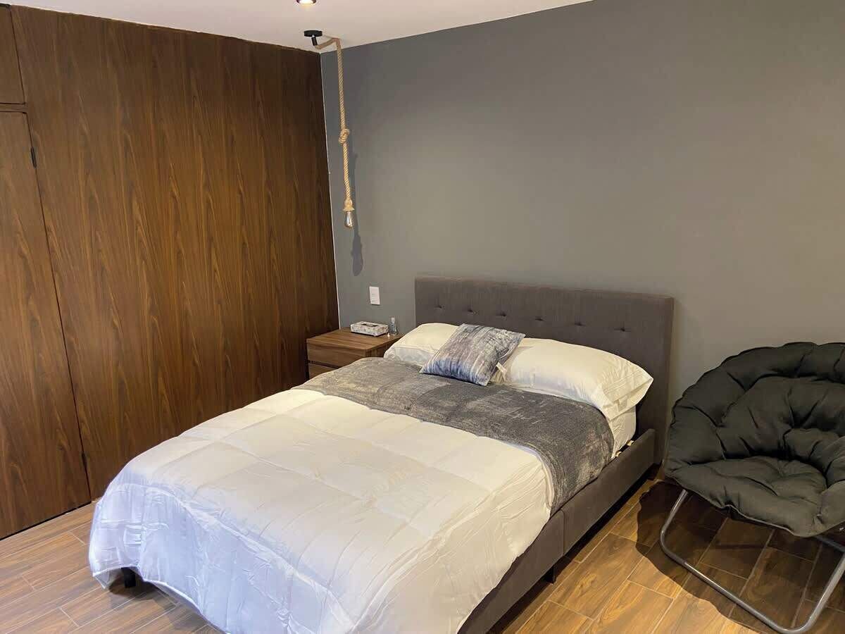 5 habitaciones, tabla de planchar con plancha, cuna de viaje y wifi 