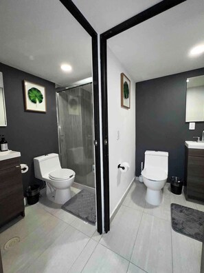 Shower, hair dryer, shampoo - Walkable Polanco Stay Near Top Spots (Mexico City)