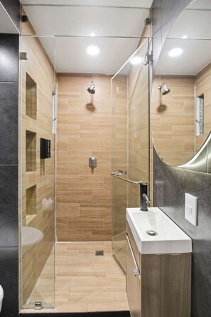 Shower, hair dryer, shampoo - Polanco Stay, Terrace, Workspace & Prime Location (Mexico City)