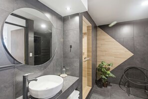 Shower, hair dryer, shampoo - Polanco Stay, Terrace, Workspace & Prime Location (Mexico City)