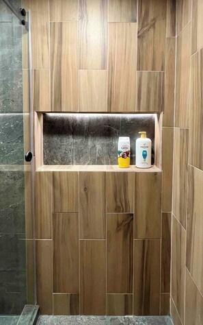 Shower, hair dryer, shampoo - Unique 9BR Polanco Retreat Near Masaryk (Mexico City)