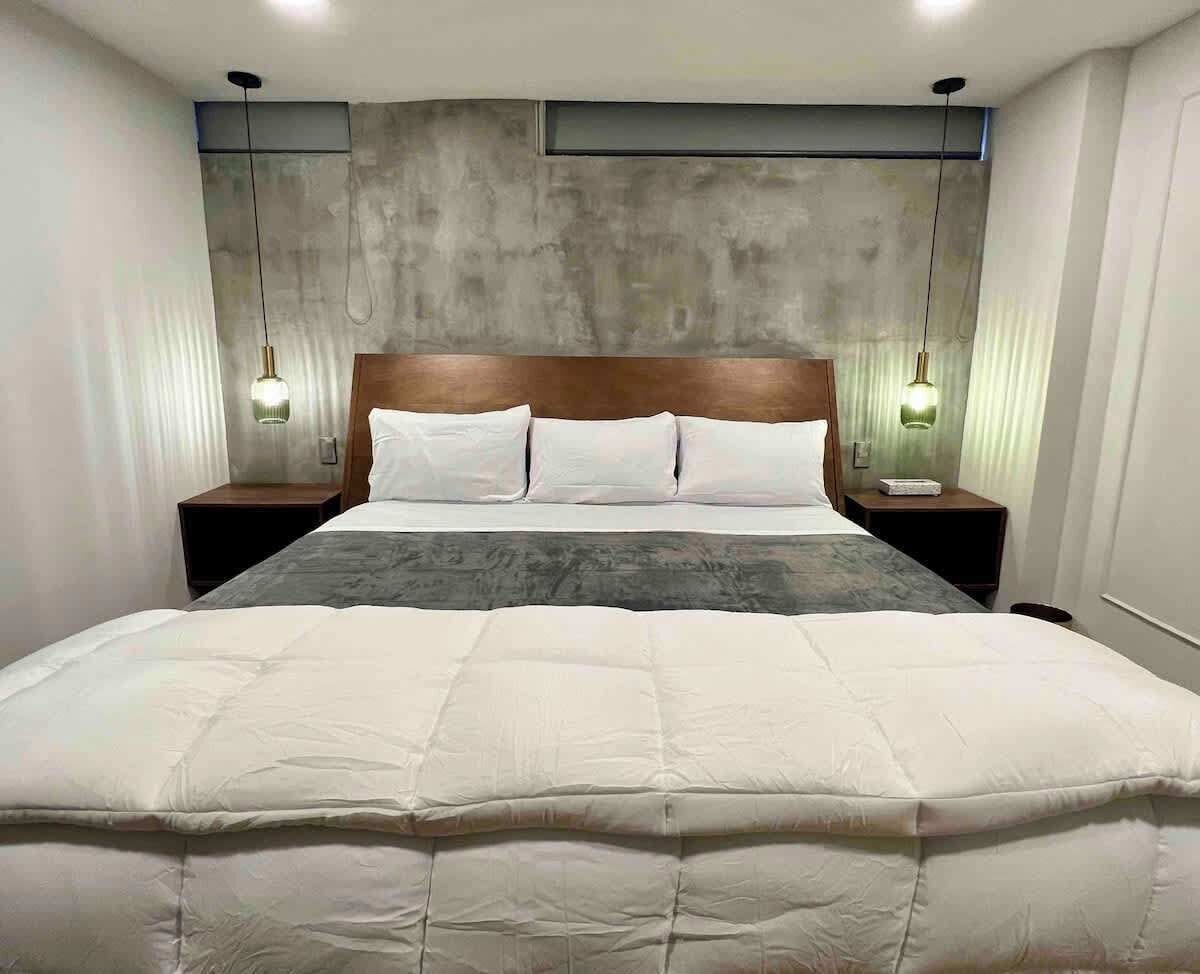 9 habitaciones, tabla de planchar con plancha, cuna de viaje y wifi 