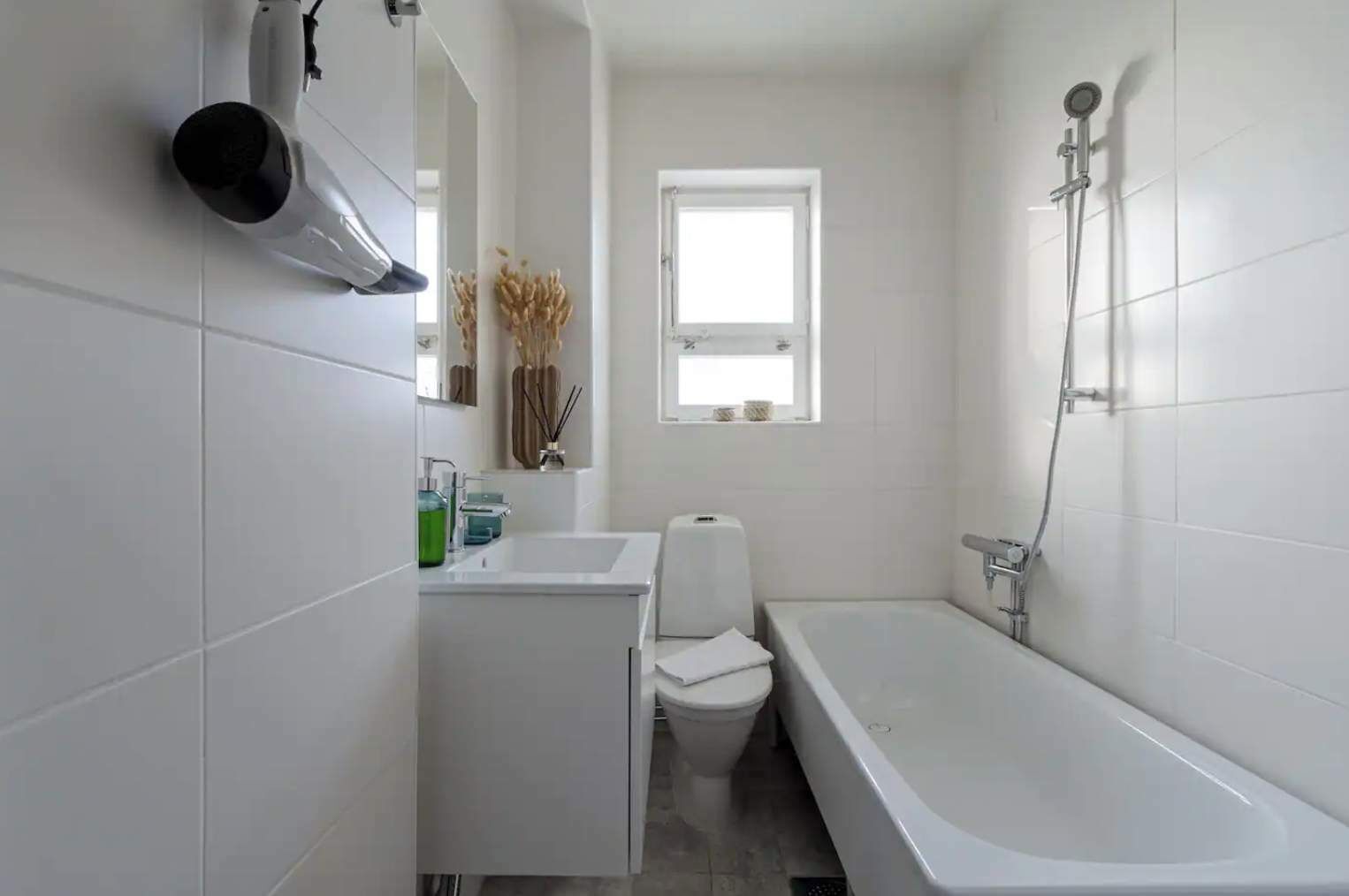 Shower, towels, shampoo