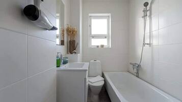 Shower, towels, shampoo