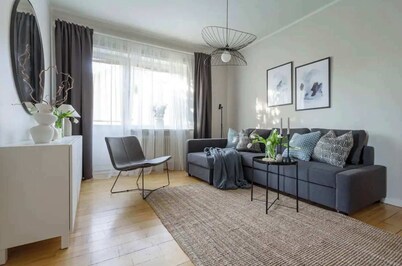 Modern 1BR Apartment with Balcony, 20min to City