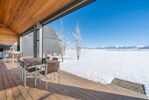 Outdoor dining - Architect-Designed Lux Estate, Spa, Mt view (Tetonia)