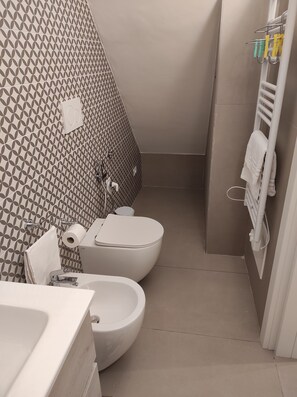 Doccia, asciugacapelli, bidet, asciugamani