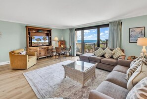 Living area - 3-bedroom condo in tranquil Pawleys Island with AC (Pawleys Island)