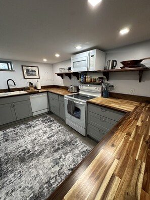 Refrigerador, microondas, horno y parrilla de estufa 