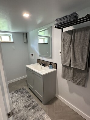 Shower, hair dryer, towels