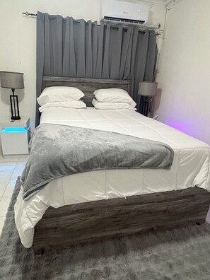 1 dormitorio, tabla de planchar con plancha, Internet y ropa de cama