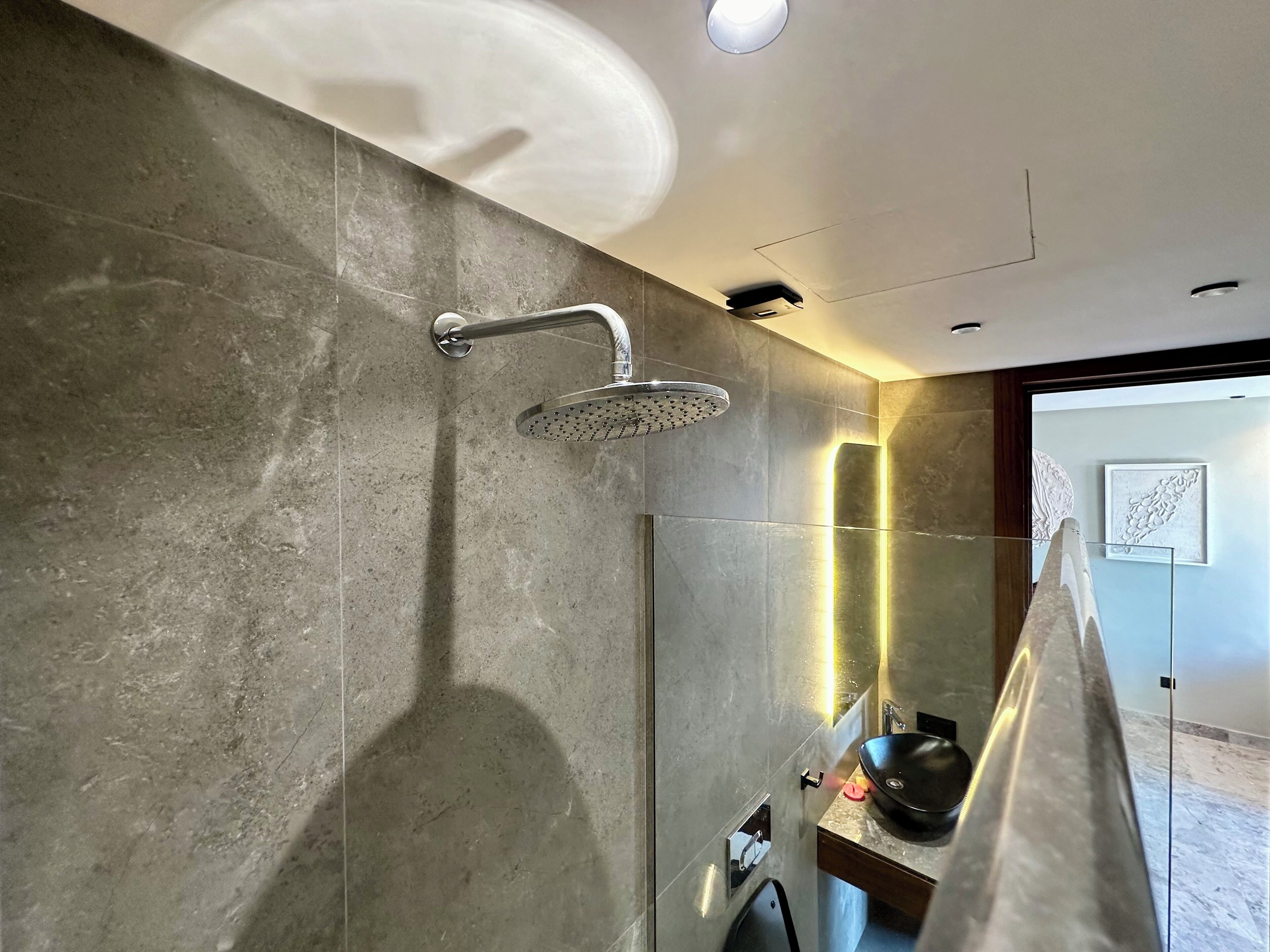 ヘアドライヤー、タオル、石鹸、トイレットペーパー