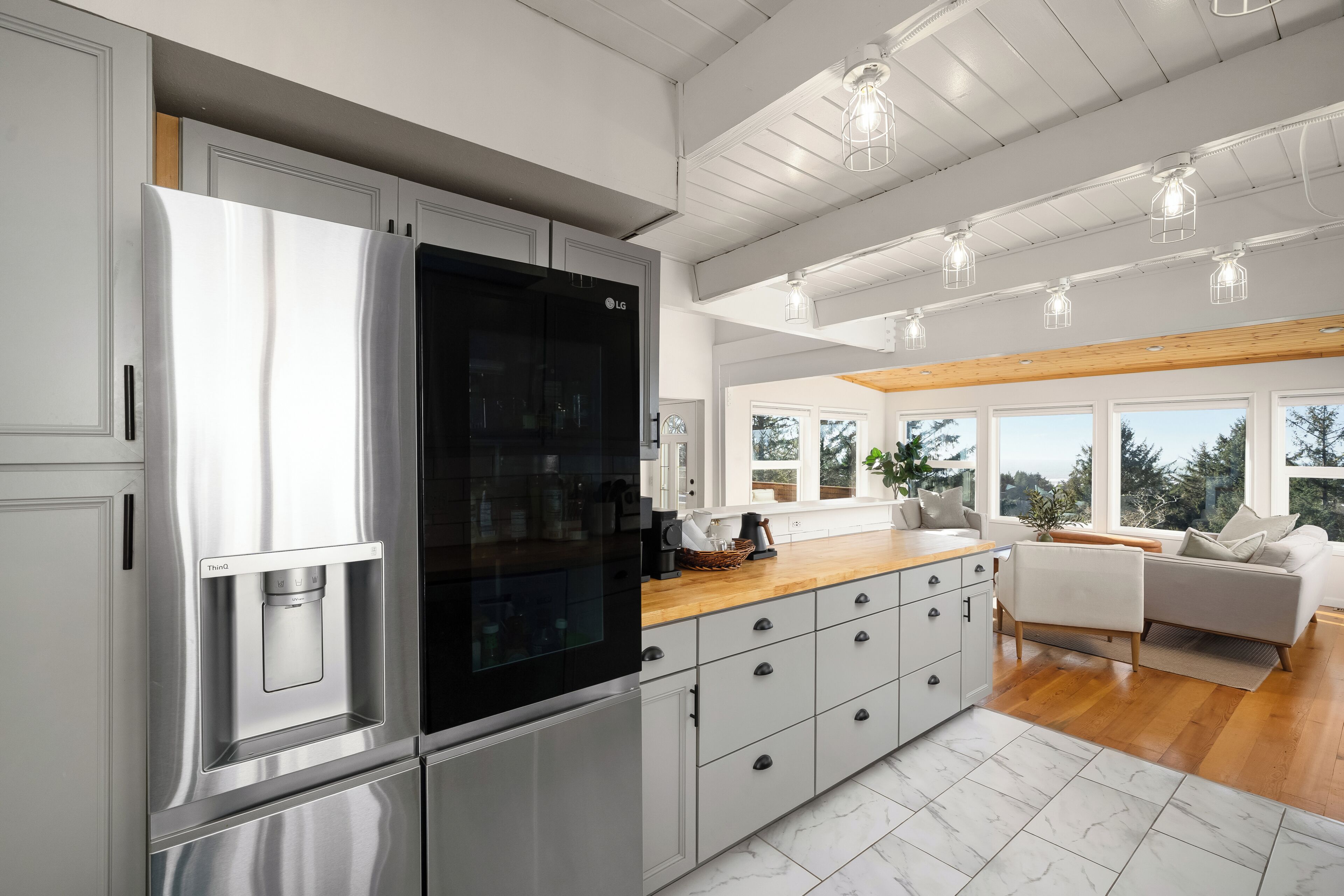 Coffee/tea maker, fridge, microwave, oven