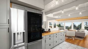 Coffee/tea maker, fridge, microwave, oven