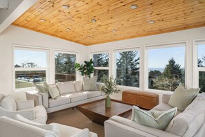 Smart TV, DVD player, books - Spacious Coastal Retreat • Hot Tub • Ocean View • 3 King Bedrooms (Neskowin)