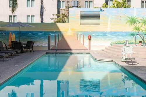 2-bedroom resort in fantastic San Diego with AC and fitness room