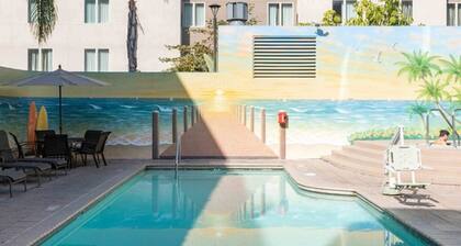 2-bedroom resort in fantastic San Diego with AC and fitness room