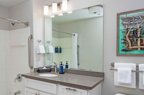 Bathroom - 2-bedroom resort in fantastic San Diego with AC and fitness room (San Diego)