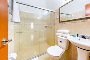 Habitación cuádruple Deluxe, vista a la ciudad | Baño | Regadera, toallas, papel de baño 