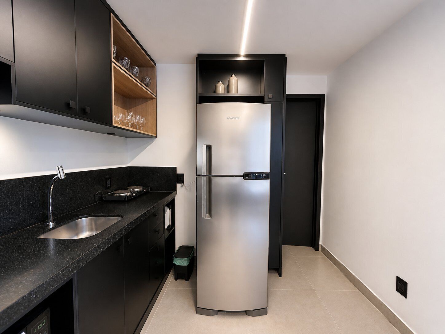 Apartamento | Cocina privada | Microondas, placa de cocina y utensilios de cocina