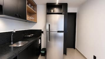 Apartamento | Cocina privada | Microondas, placa de cocina y utensilios de cocina